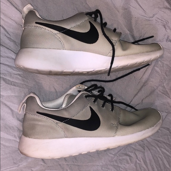 grey roshe run womens